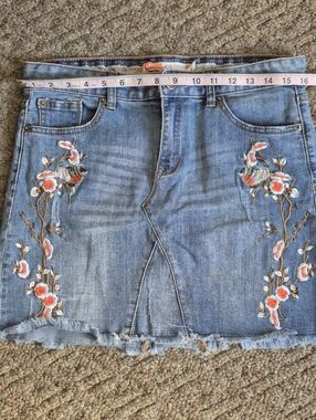 Chelsea & Violet Embroidered Blue Denim Women’s Jean Skirt Large